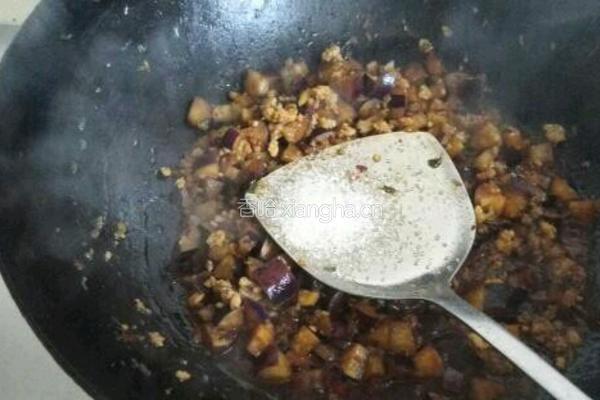 茄丁土豆泥配肉丁的做法图解7