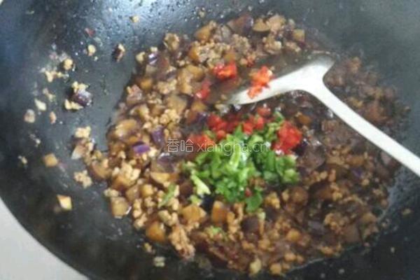 茄丁土豆泥配肉丁的做法图解8