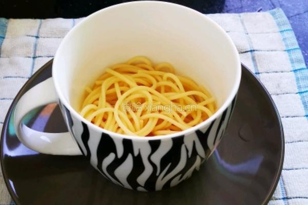 十分钟速食之微波炉煮意面的做法图解3