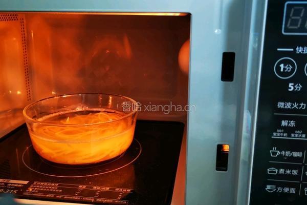十分钟速食之微波炉煮意面的做法图解1