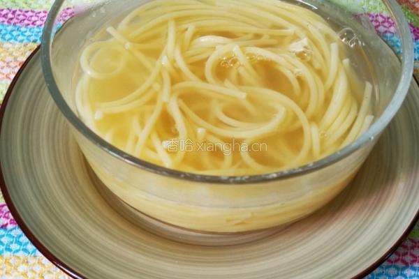 十分钟速食之微波炉煮意面的做法图解2