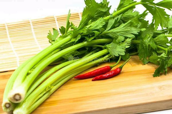 辣爆芹菜的做法图解1