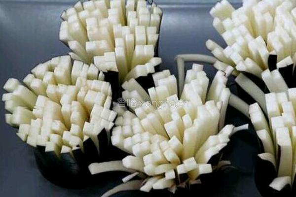 番茄酱菊花茄子的做法图解3