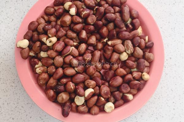 馋嘴零食——糖衣花生的做法图解1