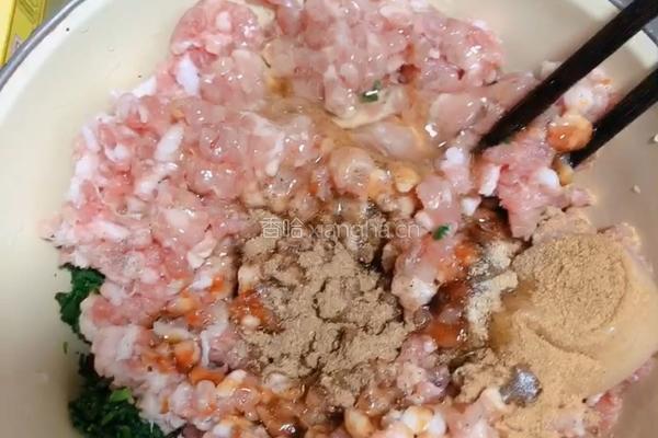 荠菜猪肉饺子-火龙果面的做法图解2