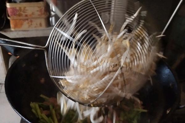 绿豆芽炒芹菜的做法图解7
