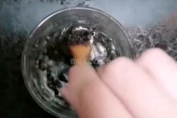焦糖奶茶的做法图解1