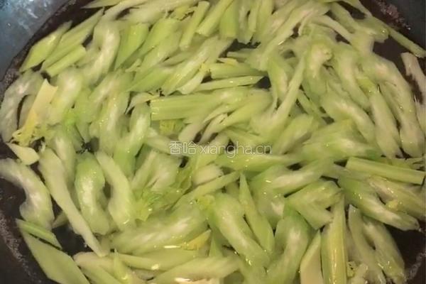 五花肉爆炒香干西芹的做法图解1