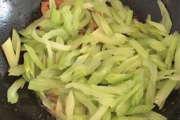 五花肉爆炒香干西芹的做法图解9