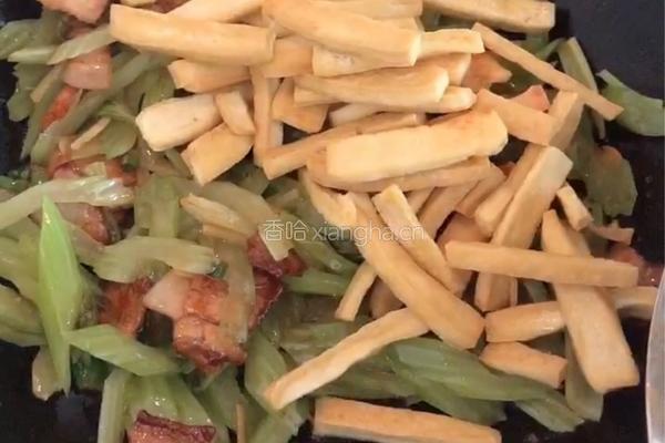 五花肉爆炒香干西芹的做法图解10