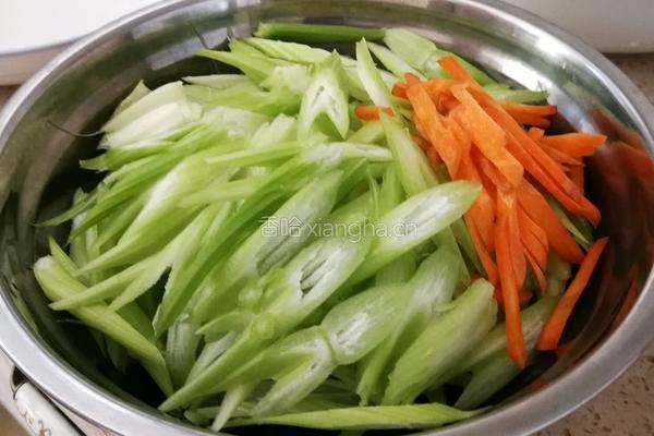 清炒西芹腰果的做法图解2