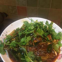 老干妈蒜苗香芹闷罗非鱼的做法[图]