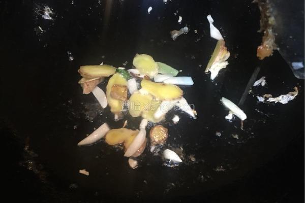 老干妈蒜苗香芹闷罗非鱼的做法图解4