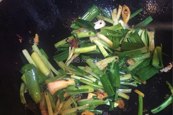 老干妈蒜苗香芹闷罗非鱼的做法图解7