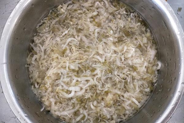 排骨炖酸菜的做法图解14