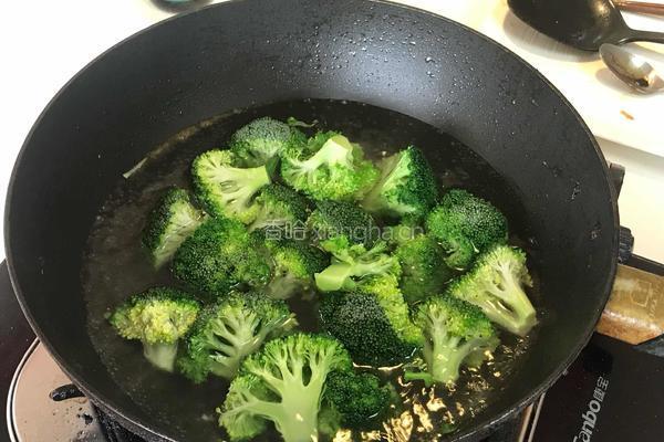 蚝油西兰花的做法图解2