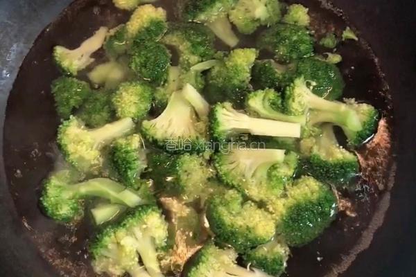 爆炒海鲜西兰花的做法图解3