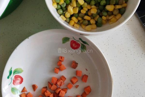 炒胡萝卜丁玉米粒青豆的做法图解1