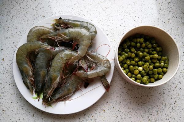 豌豆炒虾仁的做法图解1