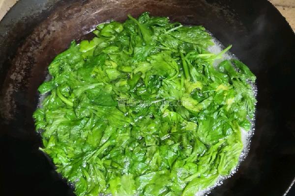芹菜叶鸡蛋饼的做法图解2