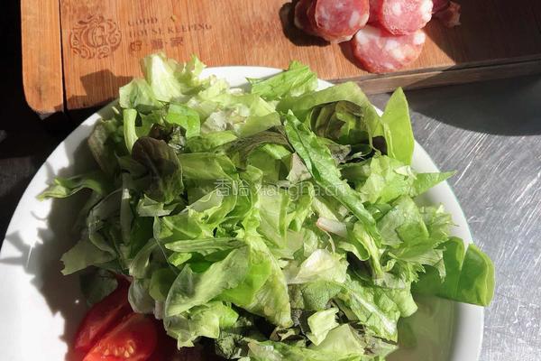 腊肠蔬菜炒饭的做法图解1
