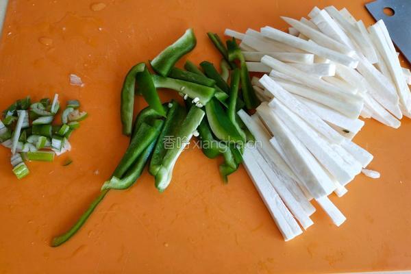 耗油杏鲍菇炒尖椒 肉嘟嘟比肉还好吃的做法图解1