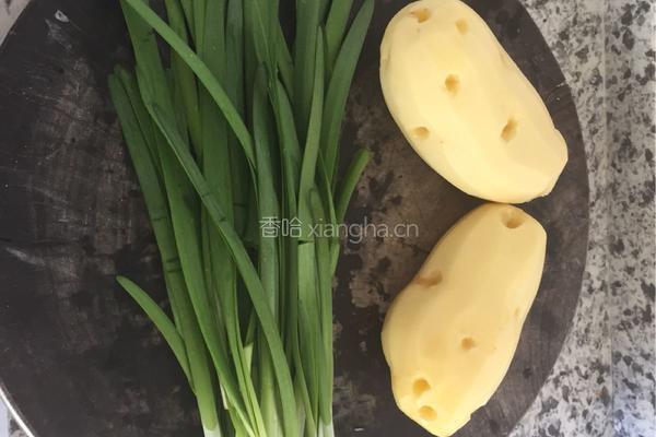 土豆丝炒韭菜的做法图解1