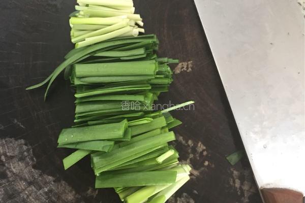 土豆丝炒韭菜的做法图解2