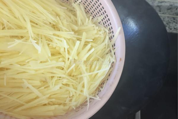 土豆丝炒韭菜的做法图解7
