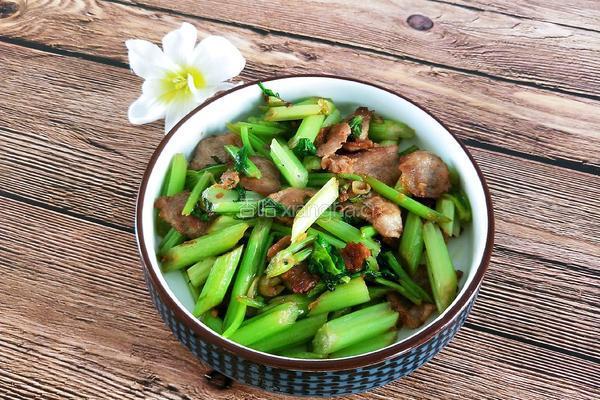 芹菜炒肉的做法图解1