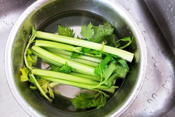 芹菜炒肉的做法图解3