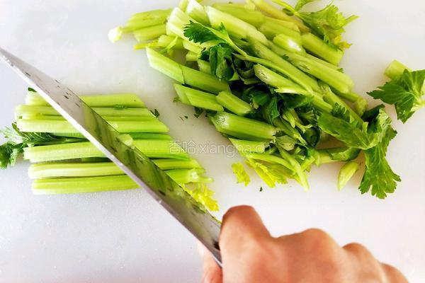 芹菜炒肉的做法图解4