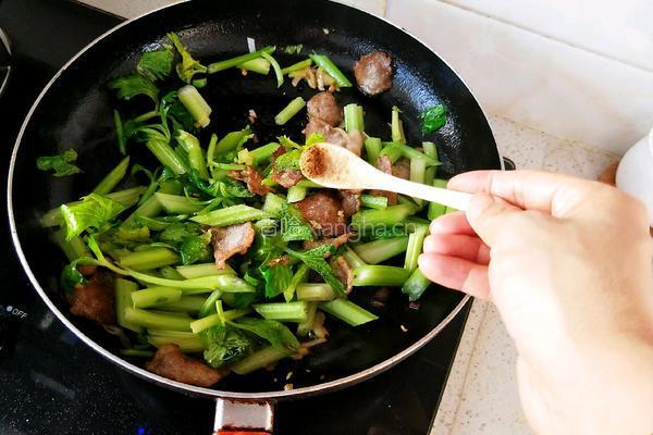 芹菜炒肉的做法图解12