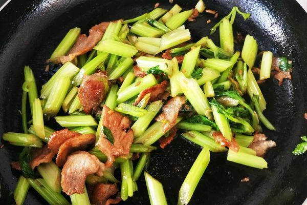 芹菜炒肉的做法图解13