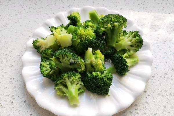 清炒西蓝花的做法图解2