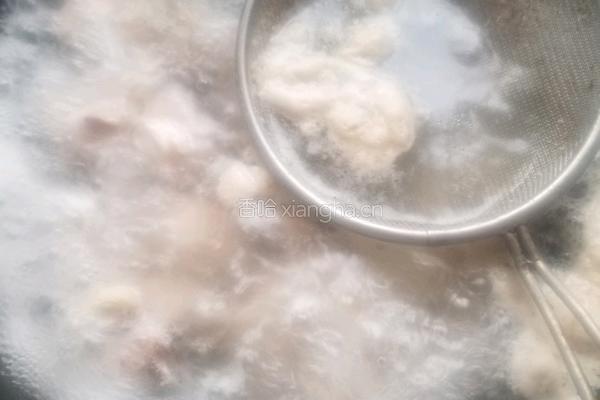香菇木耳鸡腿汤的做法图解1
