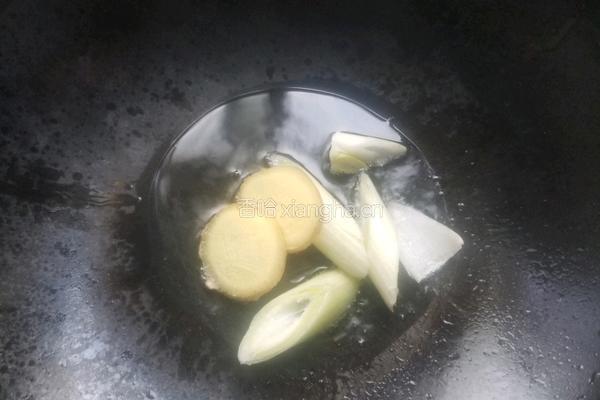 香菇木耳鸡腿汤的做法图解2