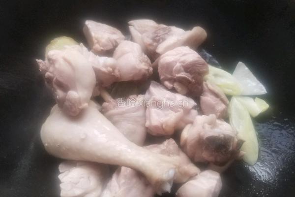 香菇木耳鸡腿汤的做法图解3