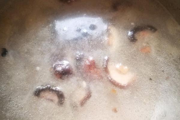香菇木耳鸡腿汤的做法图解6