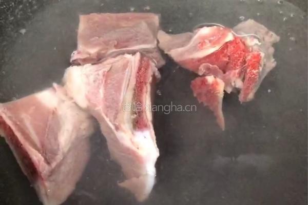 婴儿辅食之玉米糁排骨粥的做法图解2