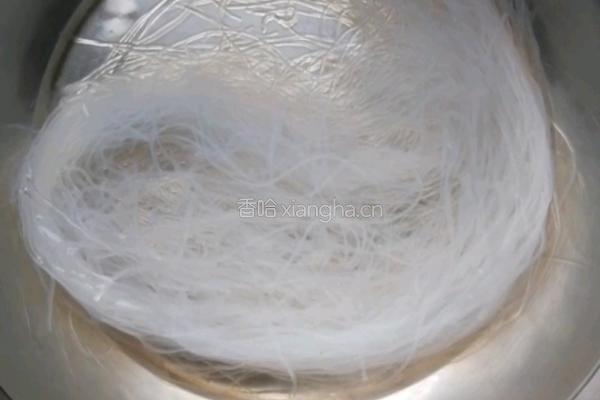 〔正月十五闹元宵〕蒜蓉粉丝蒸大虾的做法图解3