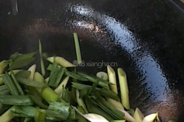 蒜苗炒香干鸡蛋的做法图解1