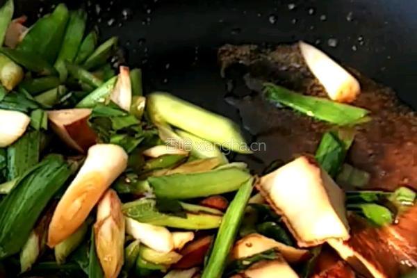 蒜苗炒香干鸡蛋的做法图解4