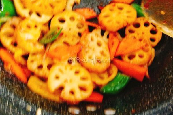 青椒胡萝卜炒藕片的做法图解3