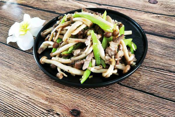 蟹味菇炒肉的做法图解1