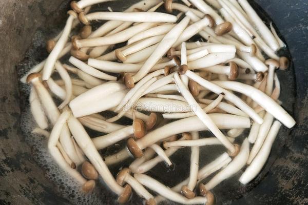 蟹味菇炒肉的做法图解5
