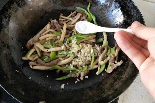 蟹味菇炒肉的做法图解17