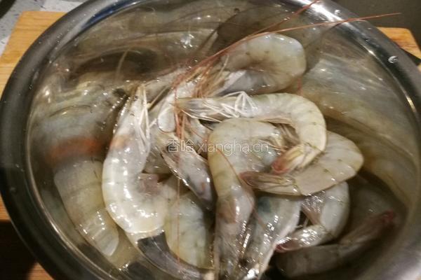 香菇虾泥球的做法图解1