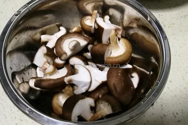 鲜虾香菇油菜的做法图解2