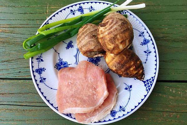 【正月十五闹元宵】里脊肉炖芋艿的做法图解1